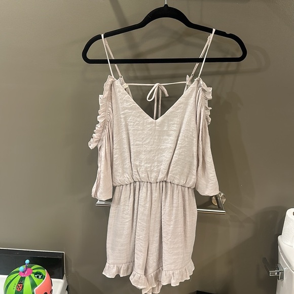 Wishlist Cold Shoulder beige romper -Medium - Picture 3 of 3